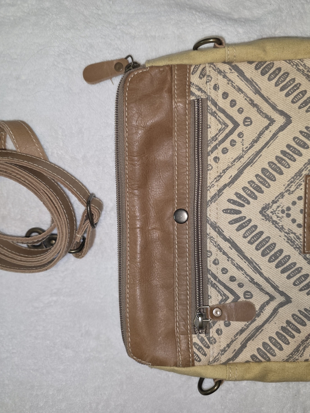 Sixtease Tan & Cream Crossbody Bag with Geometric Print